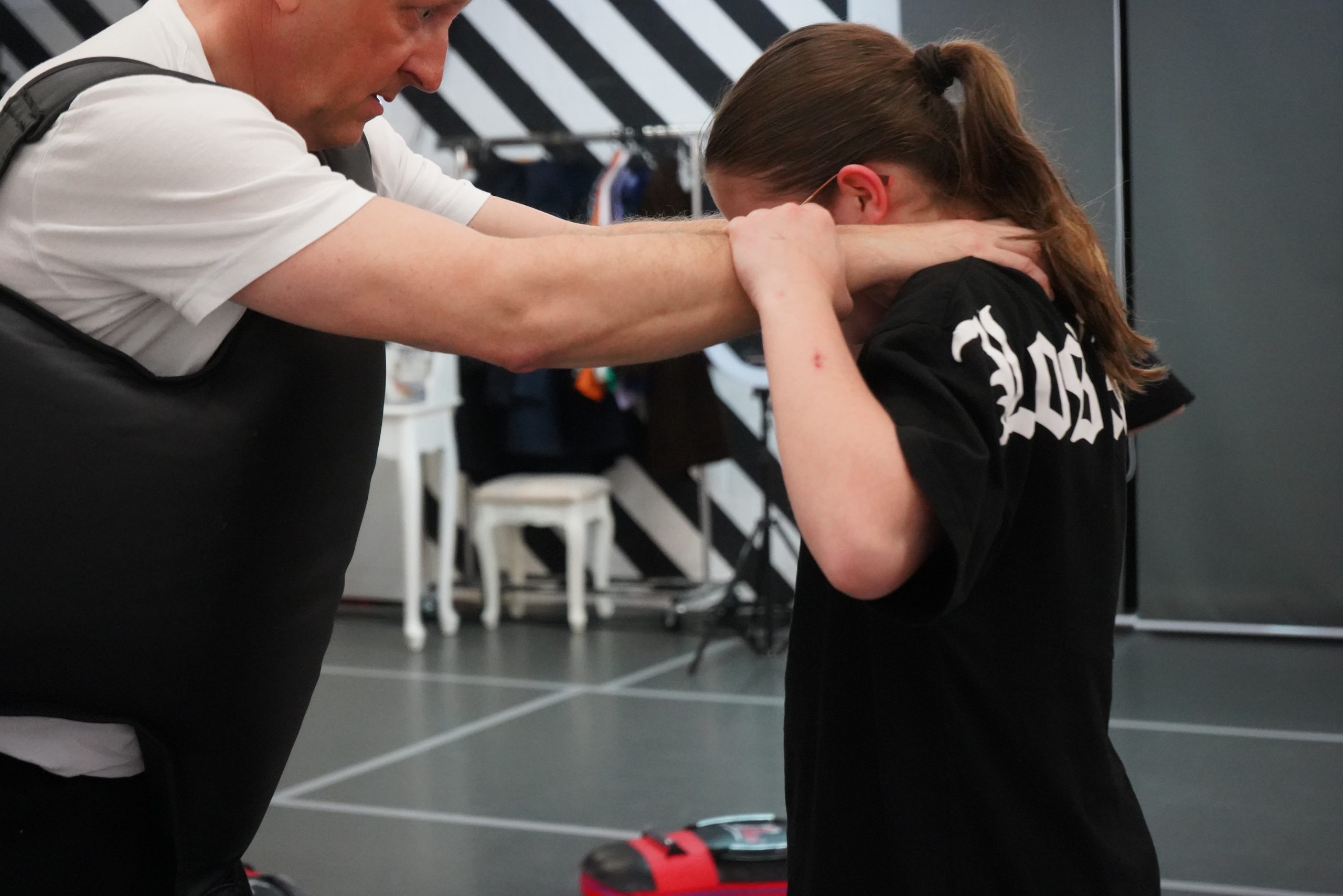 Auf dem Bild sieht man eine Frau, die sich gegen einen Mann wehrt.