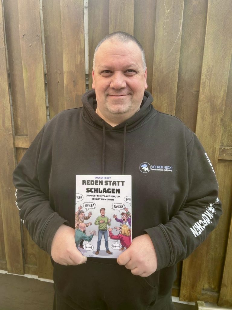 Auf dem Bild sieht man Volker Heckt mit seinem Buch "Reden statt Schlagen"