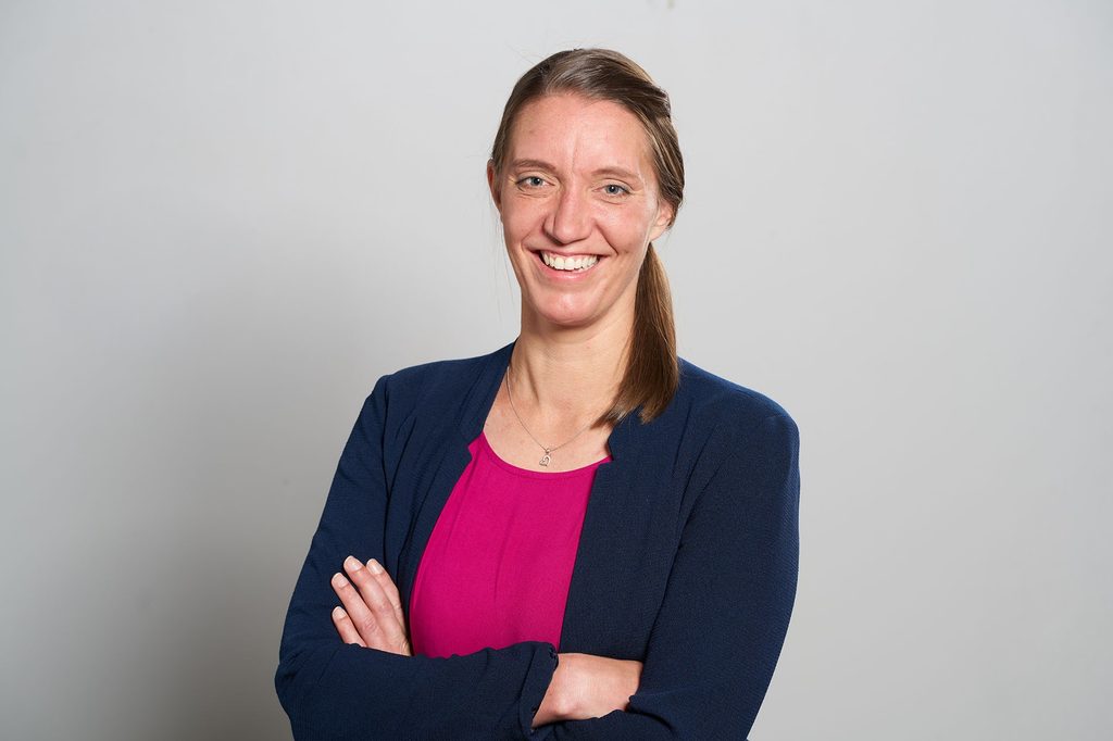 Auf dem Bild lacht Maria Röming in die Kamera