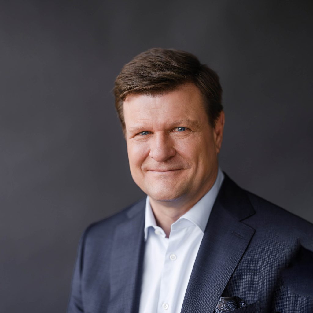 Auf dem Bild sieht man Stephan Jender