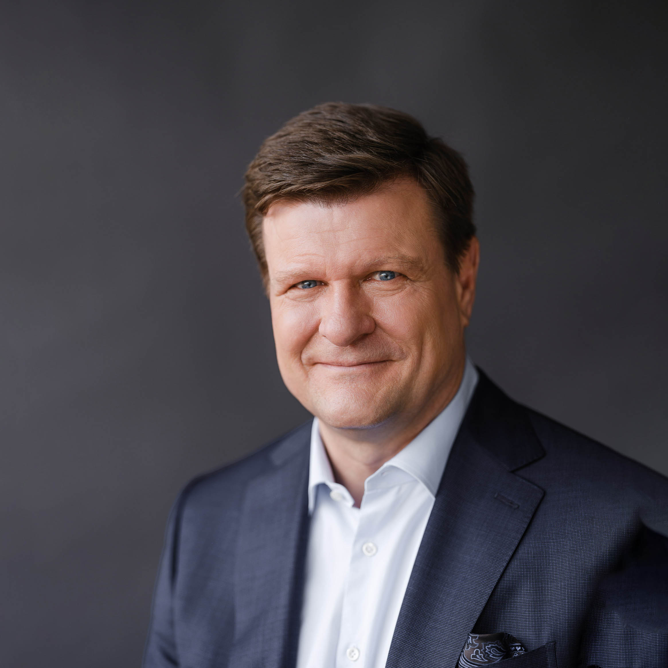 Auf dem Bild sieht man Stephan Jender